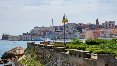 Vista sul porto con edifici e passeggiata a mare soleggiata