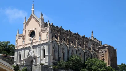 Chiesa gotica su una collina sotto un cielo azzurro limpido