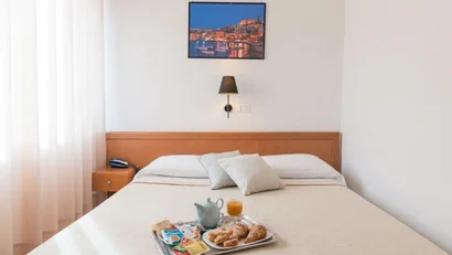 Camera da letto con letto matrimoniale e colazione su un vassoio