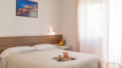 Camera da letto con letto matrimoniale e vassoio con colazione