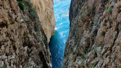Gole rocciose vista mare con acqua blu brillante sotto