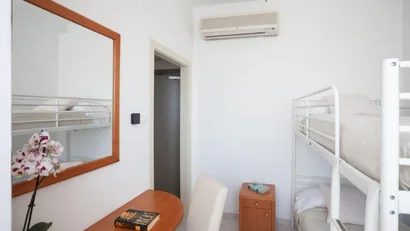 Camera con letto a castello, scrivania in legno e aria condizionata